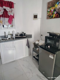 Kitchen Area
Mini Fridge, Panini Maker, Microwave, Hot Plate, Sink.
Pot/Pan
Dish soap
Hand Towel
Included eating & cooking utensils.