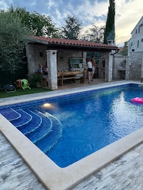 Pool och uteplats