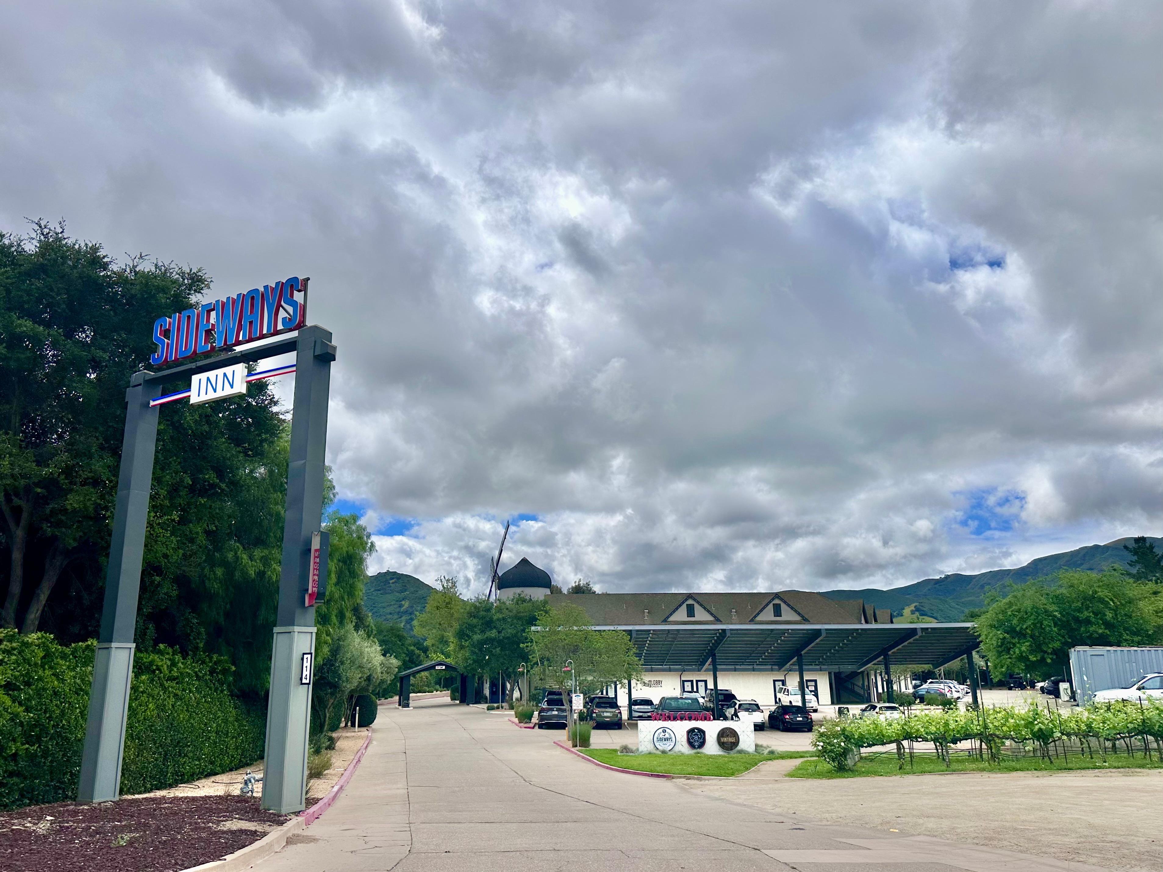 Was a great place to stay. Finding it could be a bit tough or confusing to see the entrance as it is just in the stopping path for the intersection light and confusing with the gas stations entrance. There is a another entrance just passed the gas st
