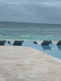 Infinity pool seating