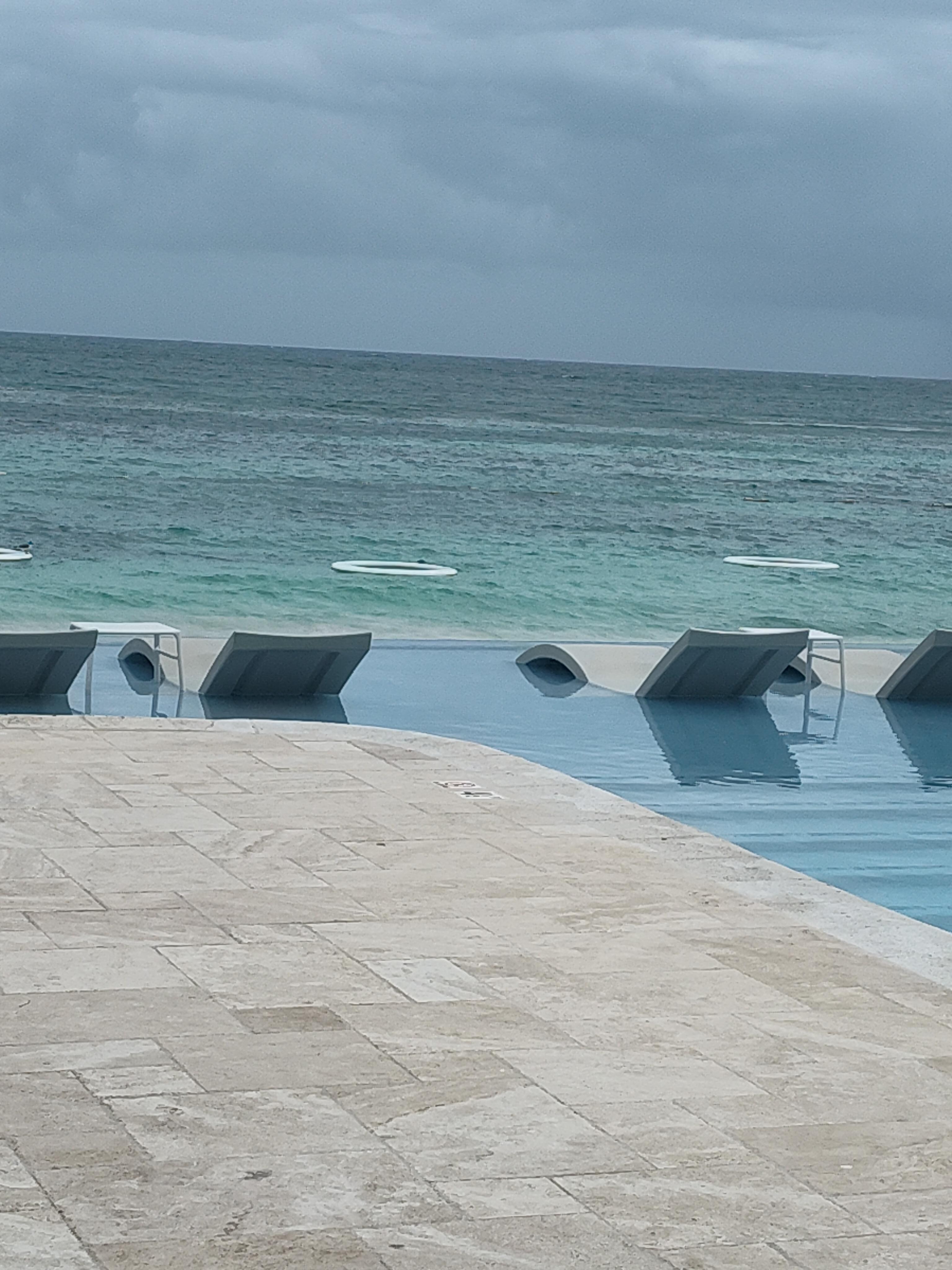Infinity pool seating 