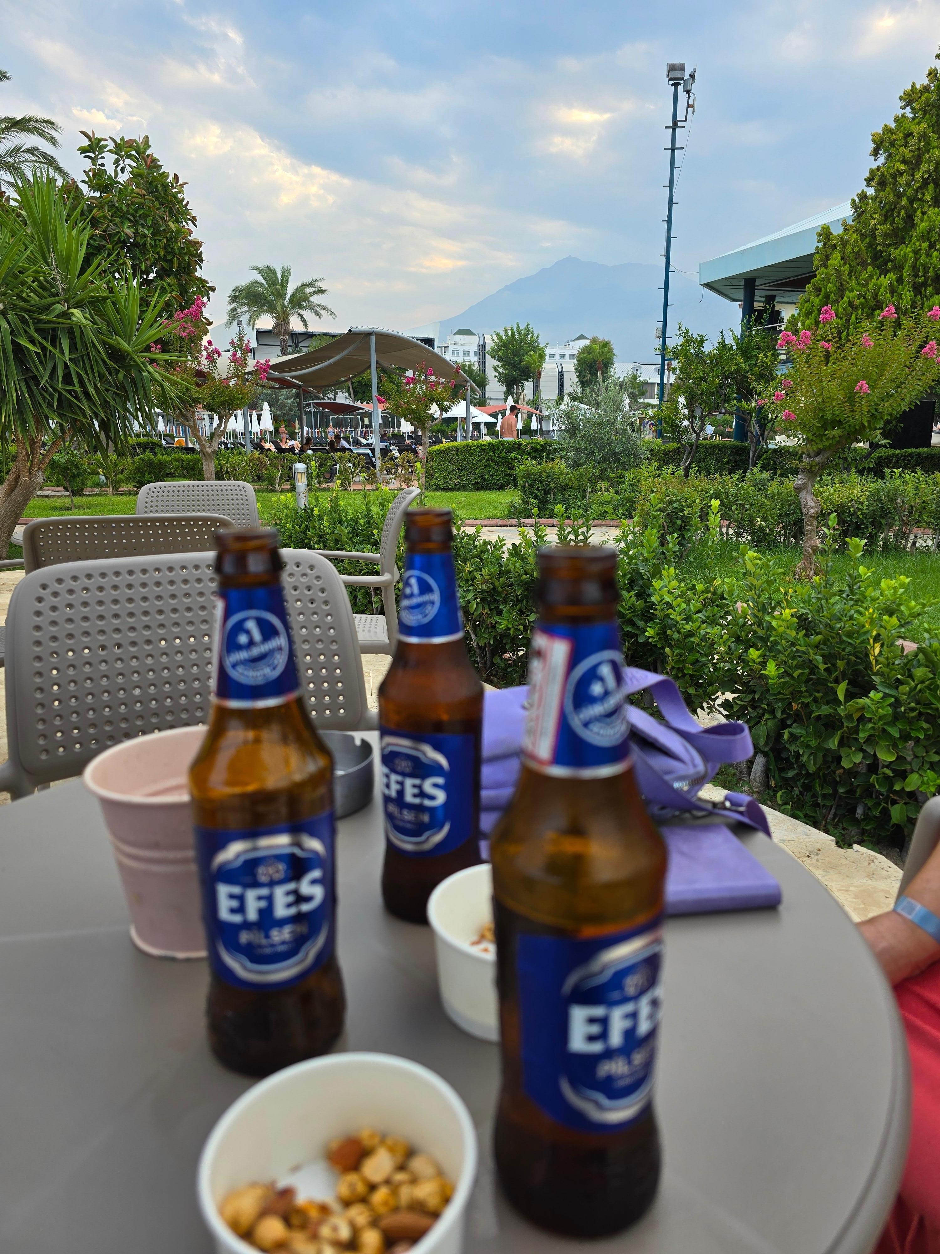 Herşeyiyle mükemmel herşey iç içe temiz yeşil alanı bol hizmet süper plaj restorant ı özellikle hamburgeri çok lezletli