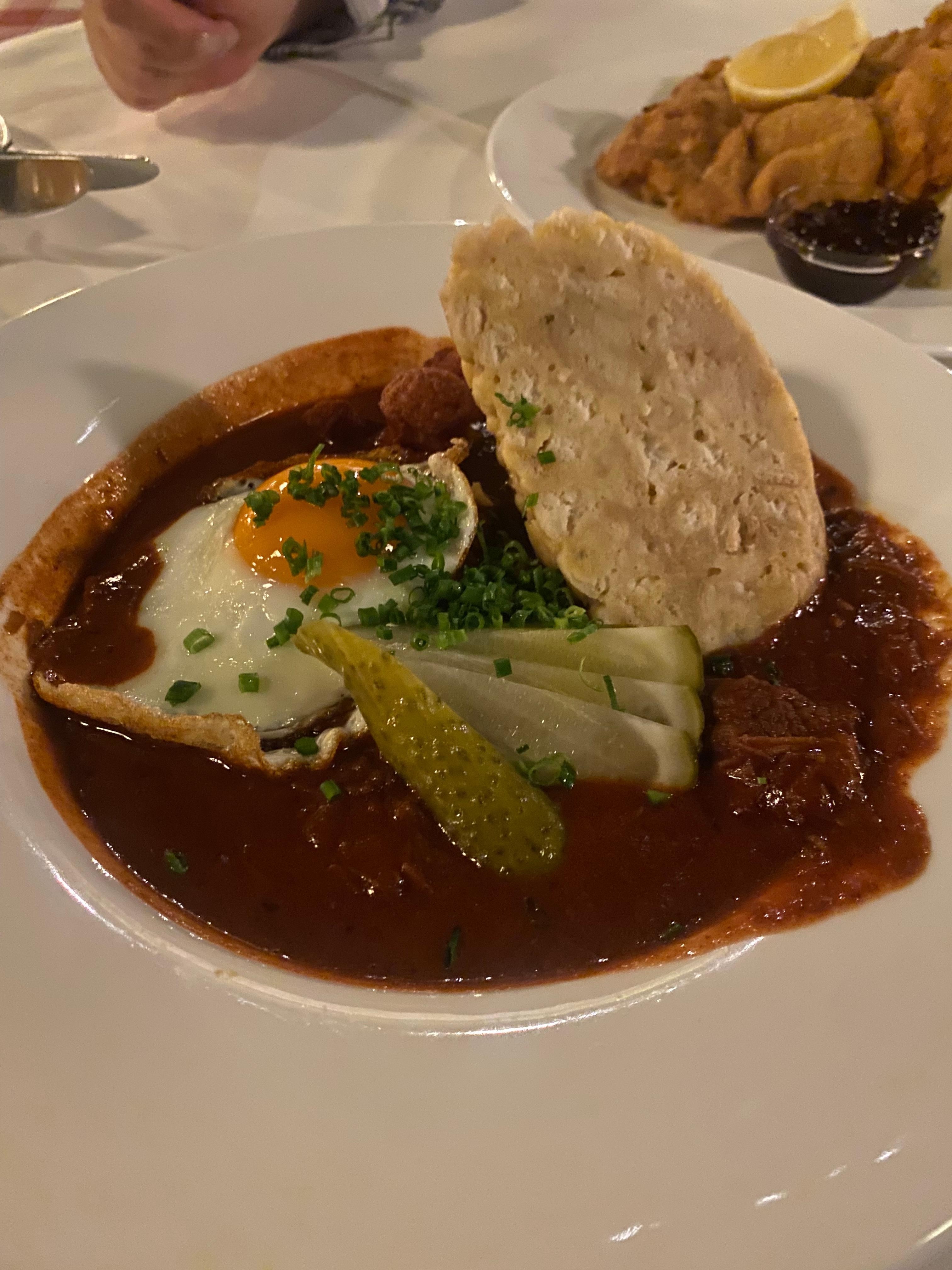 레스토랑의 굴라쉬 