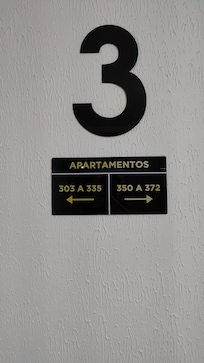 Indica que o quarto 333 é para esquerda mas se vc for a direita o caminho é mais curto