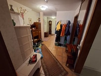 Flur mit Garderobe und Kachelkamin