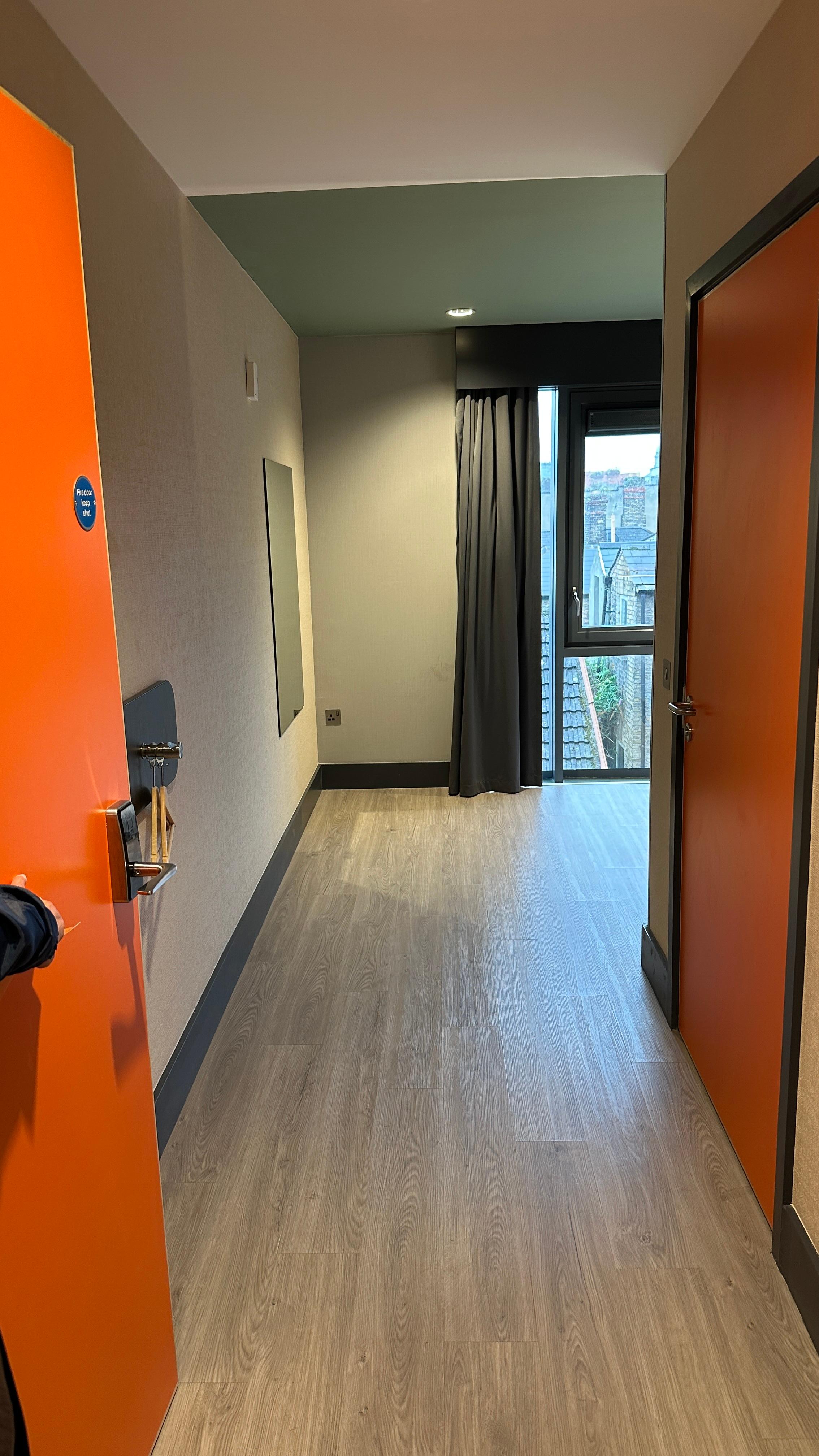 Entrée de la chambre de 21m