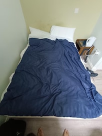 Drap et couette juste de la dimension du lit
vraie chambre