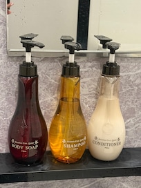 洗澡及洗髮的都很棒