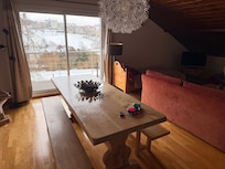 La pièce à vivre et le balcon