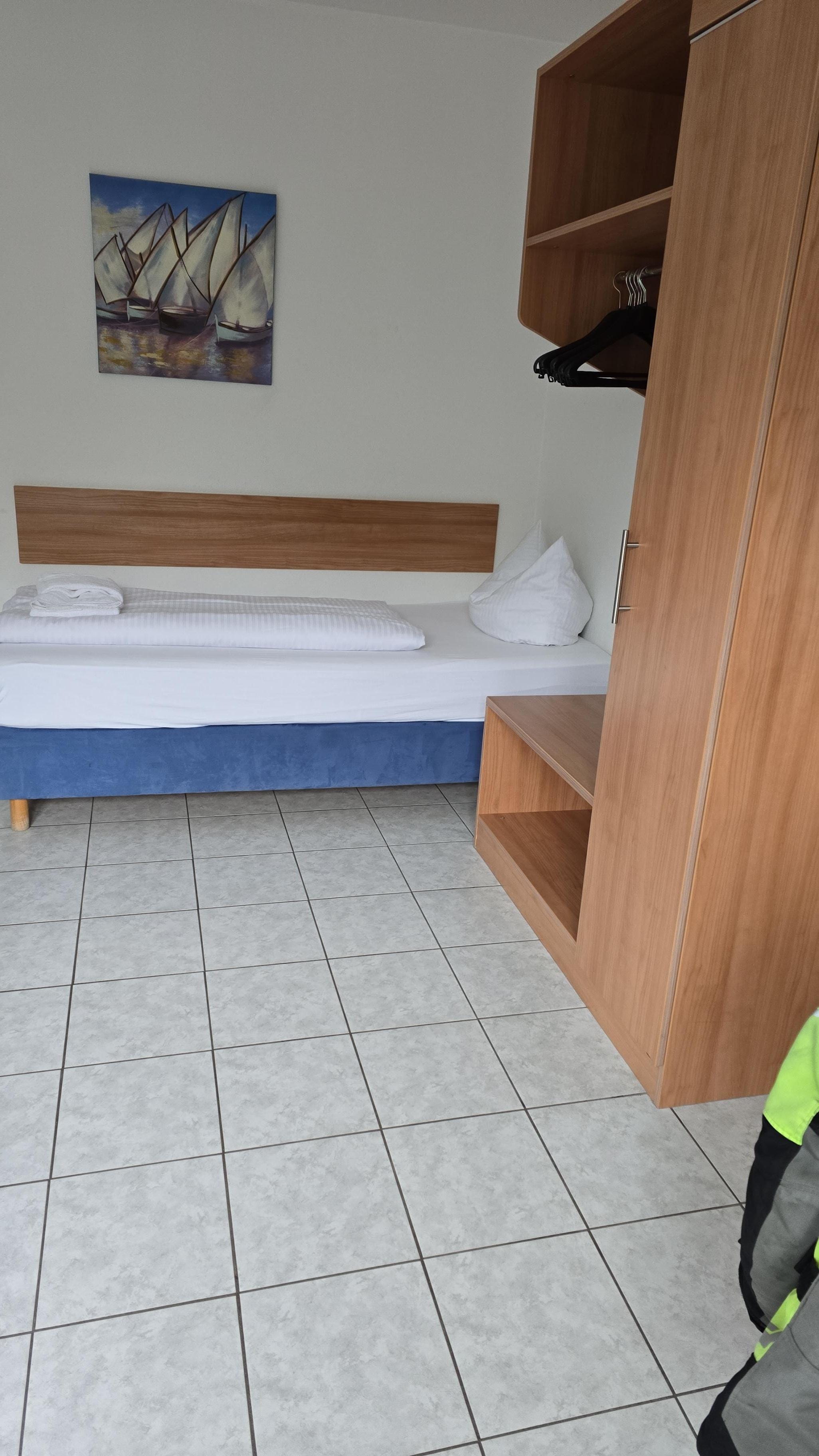 Zimmer sehr groß, sauber, keine Spinnweben