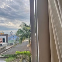 A janela no meu quarto simplesmente não fechava completamente, além do barulho que entrava, os mosquitos também . Absurdamente hotel sem manutenção básica. Janela toda torta, portas comida de cupim, podres. Janela do banheiro também emperrada.