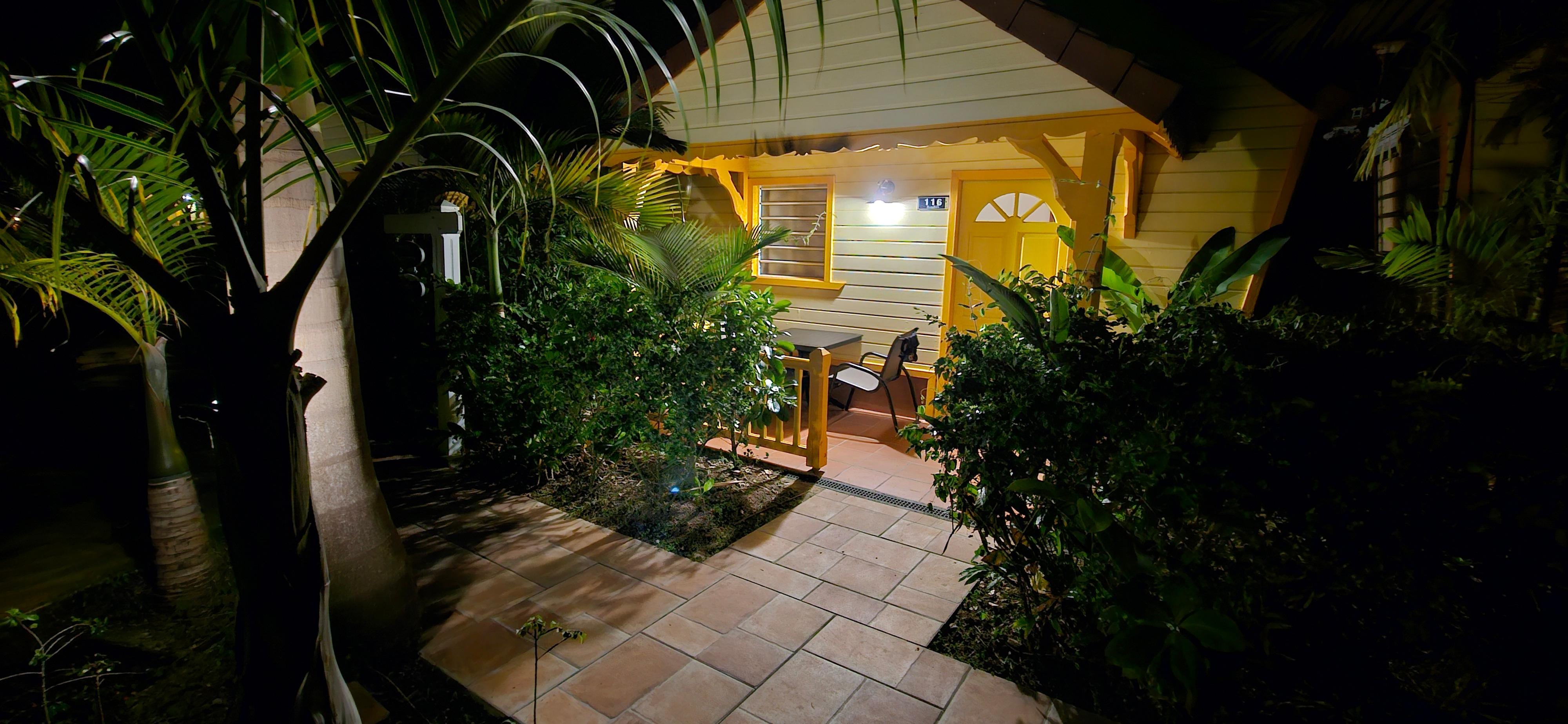Bungalow de l'hôtel , avec le magnifique jardin. 