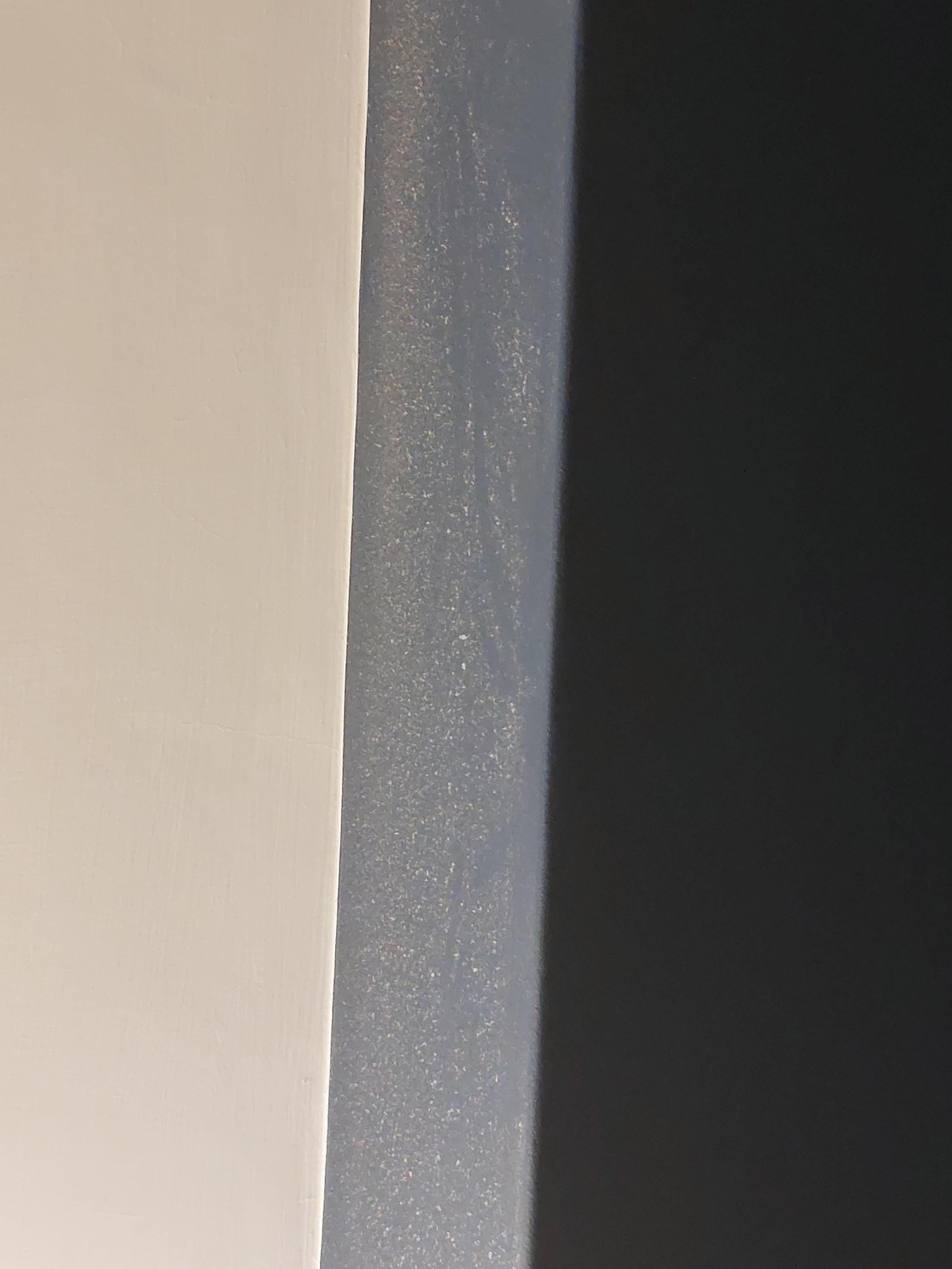 床頭正上方的柱子 都白白的灰塵還黴菌 不知道多久沒清了