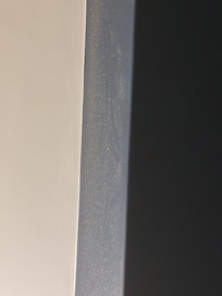 床頭正上方的柱子 都白白的灰塵還黴菌 不知道多久沒清了