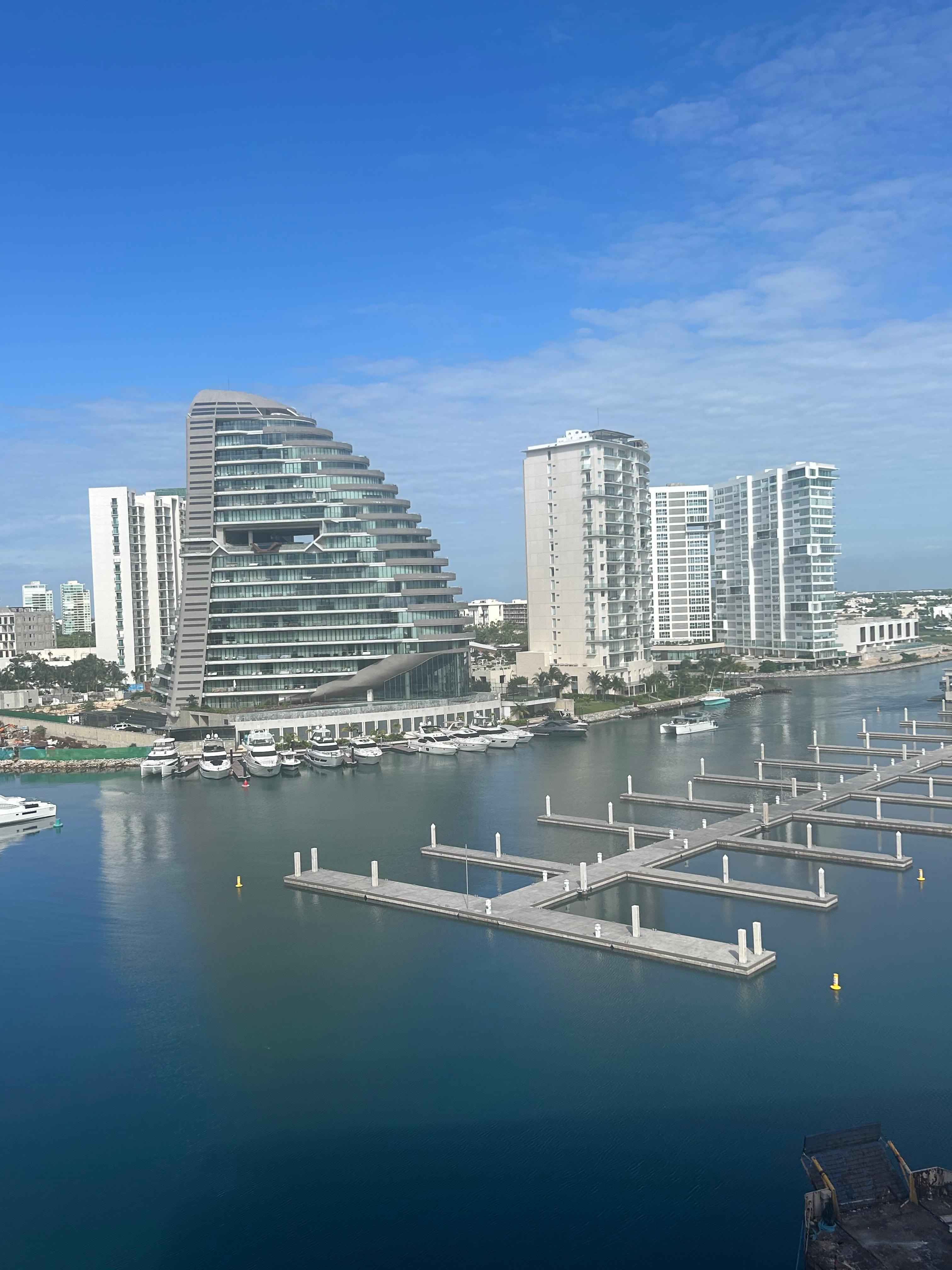 Utsikt mot hamnen från rummet 