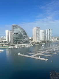 Utsikt mot hamnen från rummet