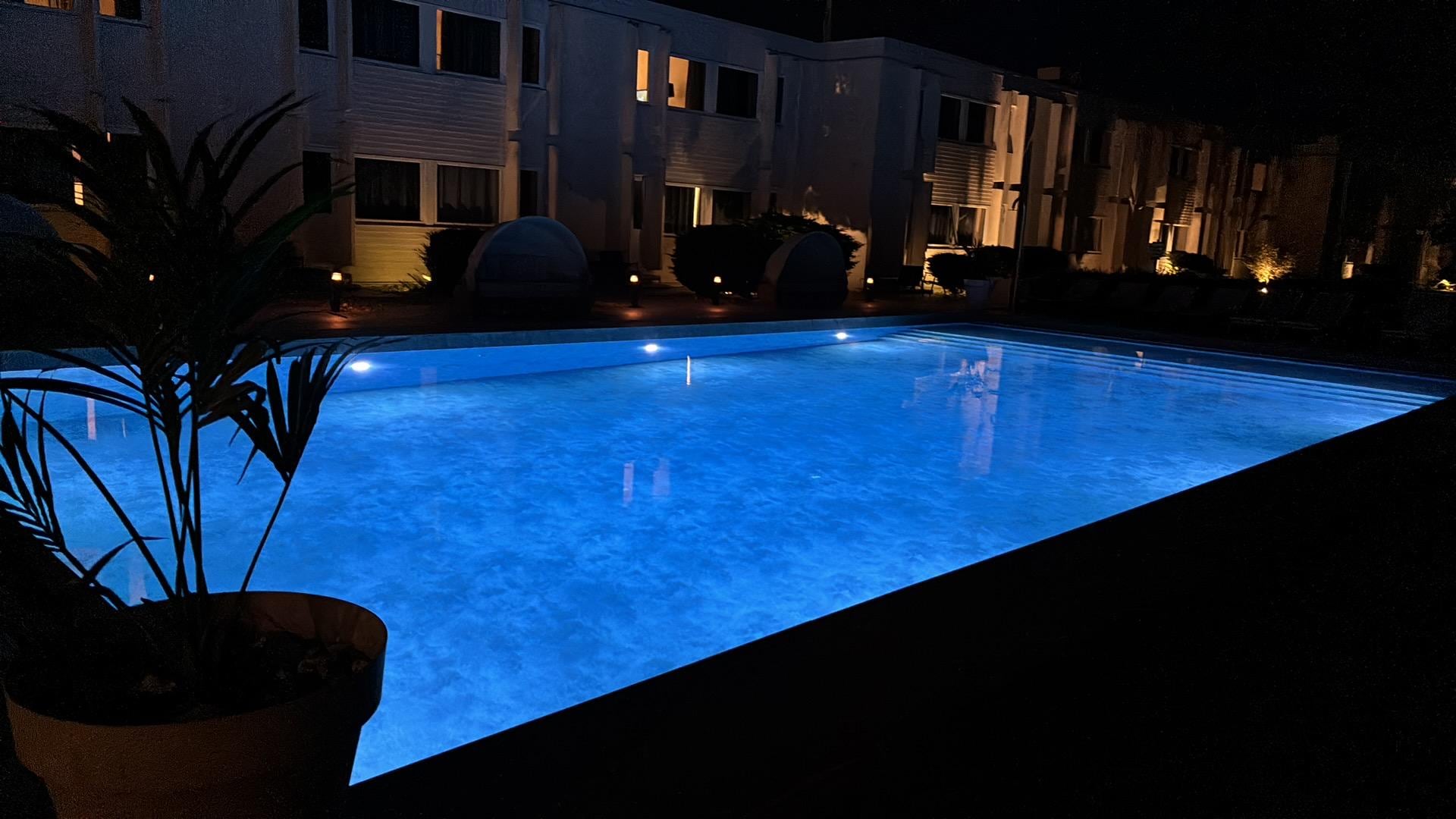 Poolen en sen septemberkväll. Lockande, men iskall.