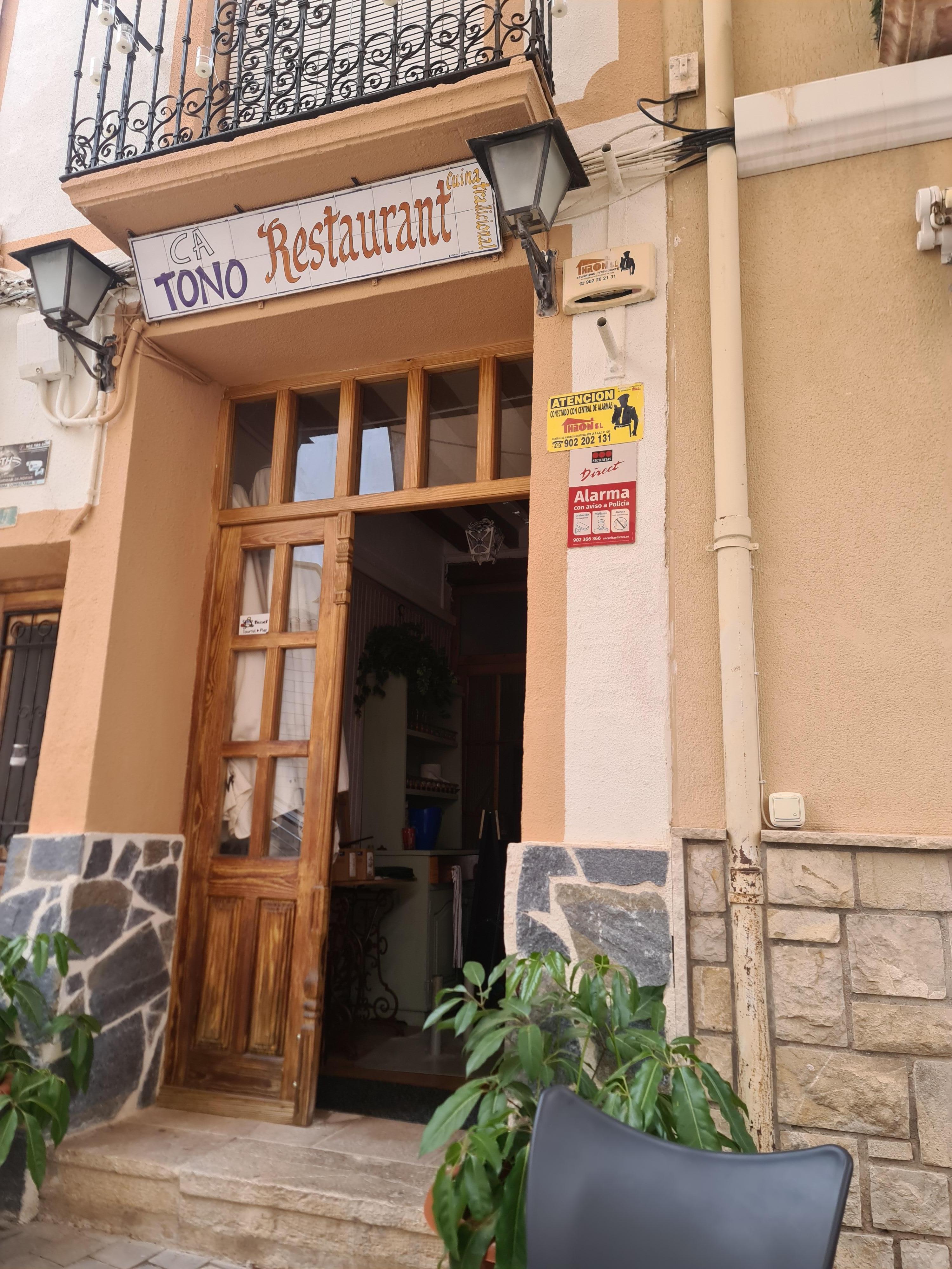 Very good restaurant just outside the hotell, great service :)