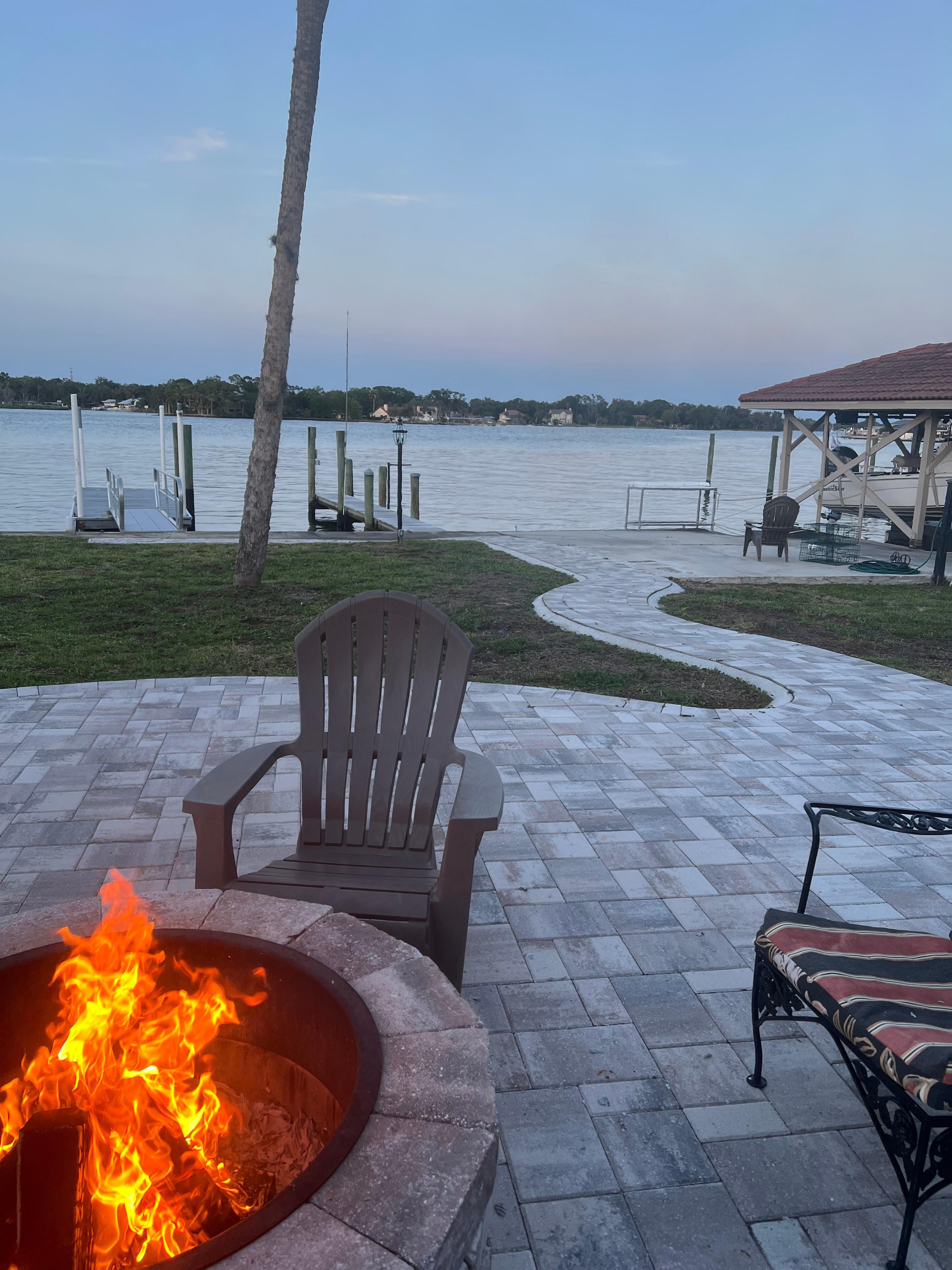 Outdoor fire pit