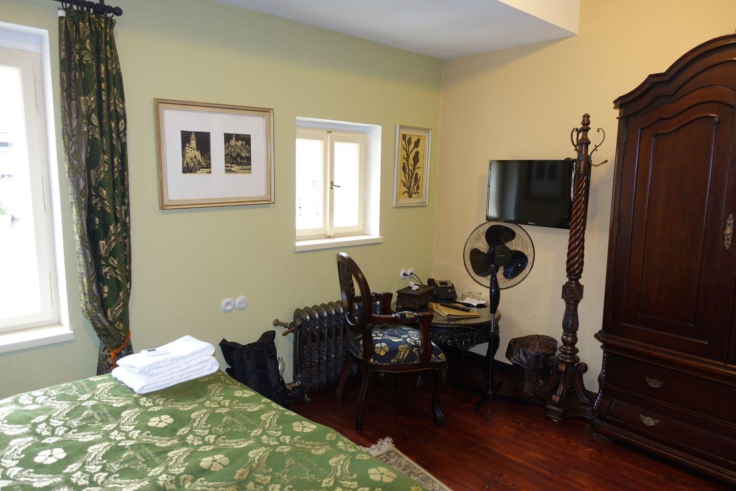 大きな扇風機はありますが、エアコン、冷蔵庫はありません。すぐそばにレストランやバーはたくさんあります。コンビニが２０ｍ圏内にあり冷たい飲み物が調達  できます。