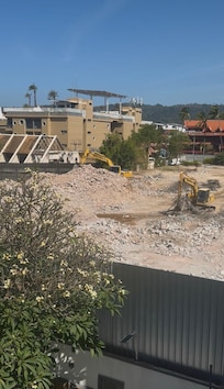 Very loud demolition site right next to the hotel