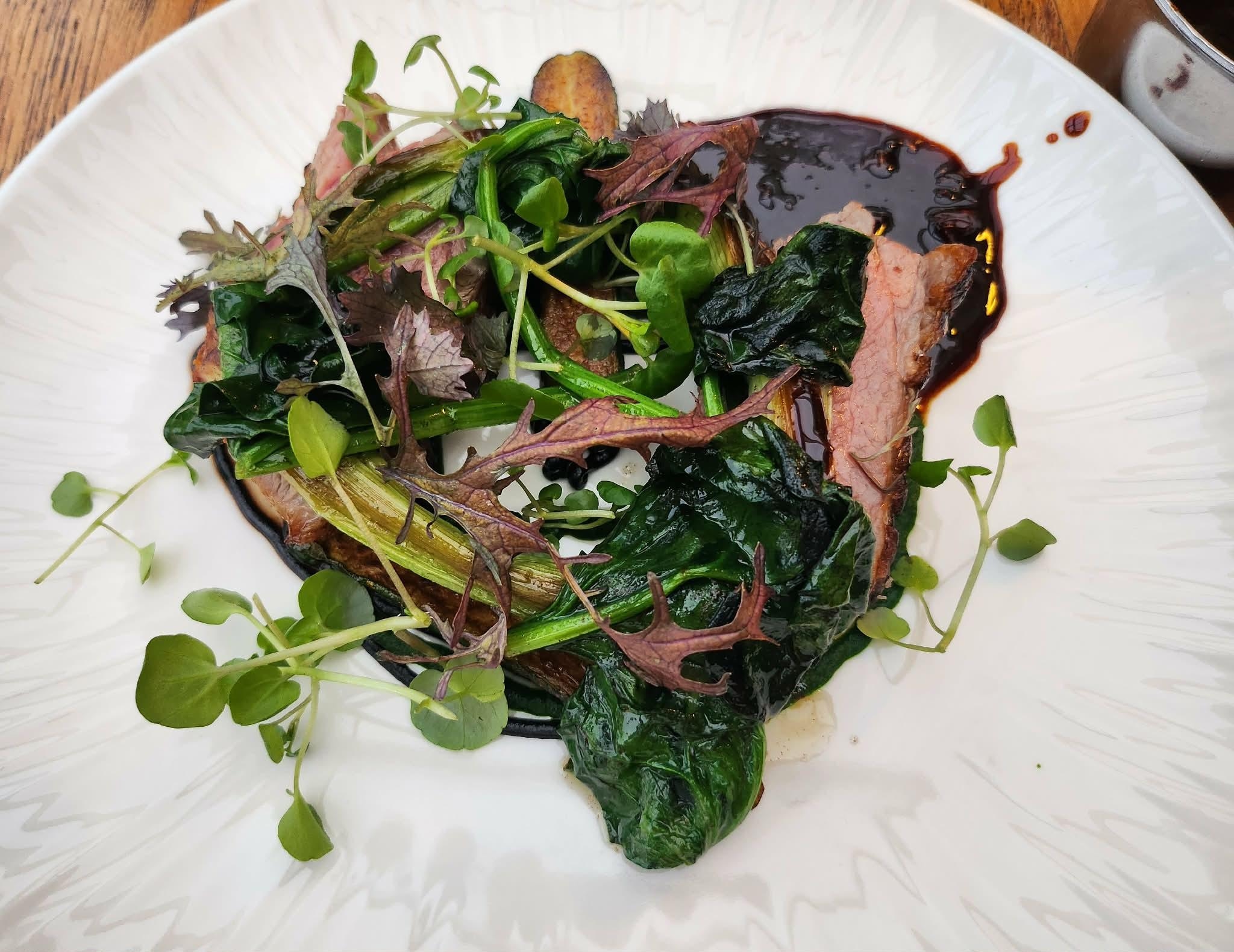 lam med forårsløg, frisk spinat og morkel souce