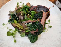 lam med forårsløg, frisk spinat og morkel souce