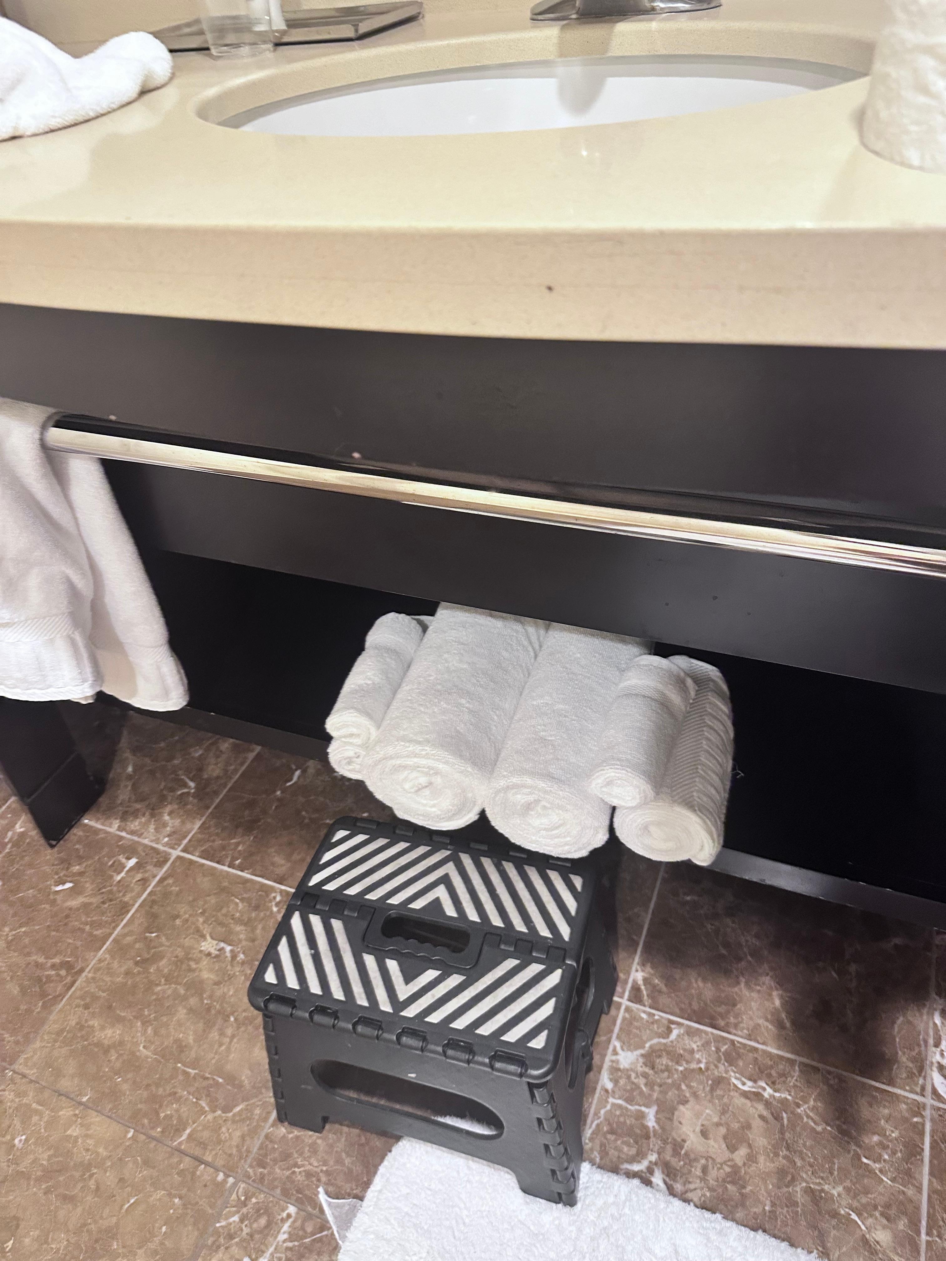 Me encanto este detalle un banquito para niños en el baño
