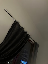 Inte den snyggaste gardinupphängningen vi sett.