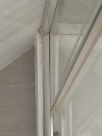 Cabina doccia che sta per staccarsi