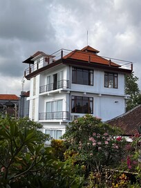 방에서 보이는 풍경
깨끗한 수영장과 나무 그늘