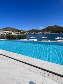 Piscine à débordement