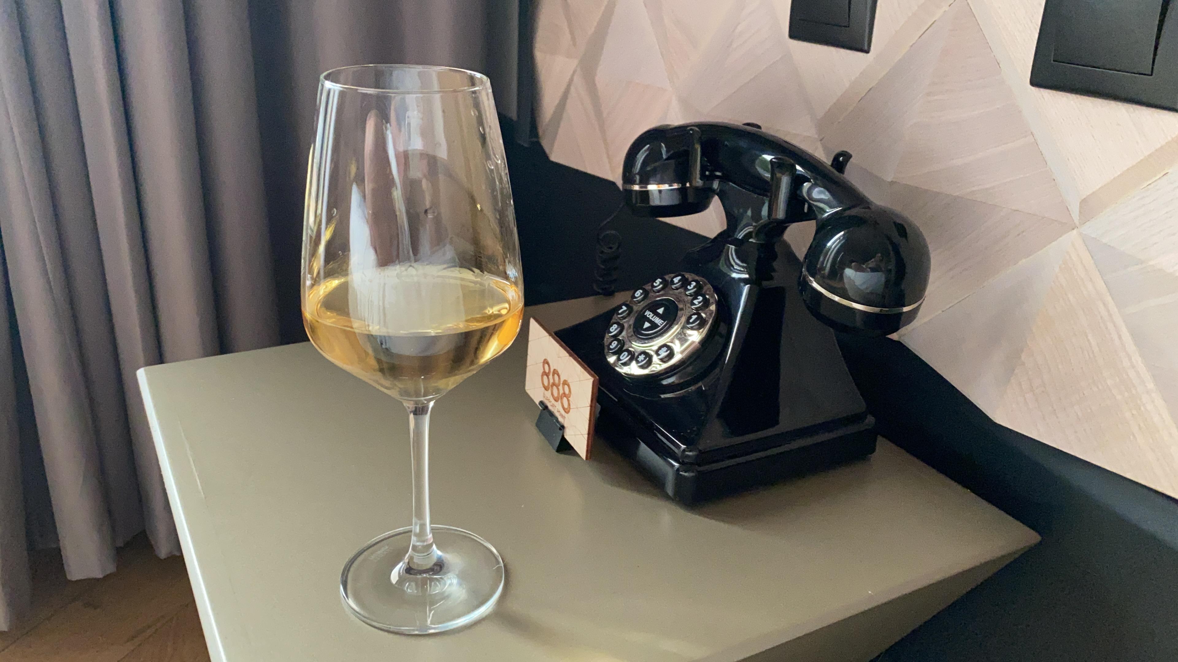 Excellent attention to detail: When I telephoned the front desk to ask for a wine opener and wine glass, they asked if I needed a glass for red or white wine. This is professionalism is noted and appreciated. 