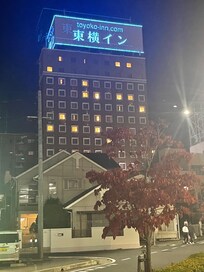 下了機場巴士岡山西口站後直走過警察局這棟,前面有便利商店。