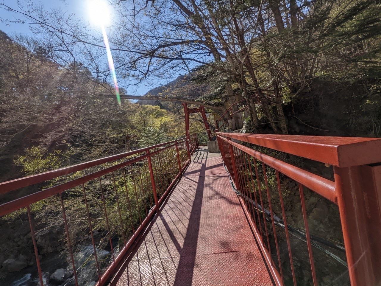 露天風呂に続く吊り橋