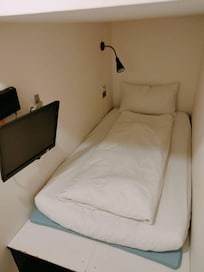 カプセルのような寝る場所