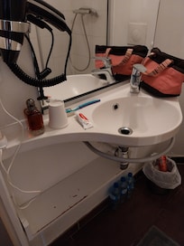 Meuble vétuste et peu pratique salle de douche