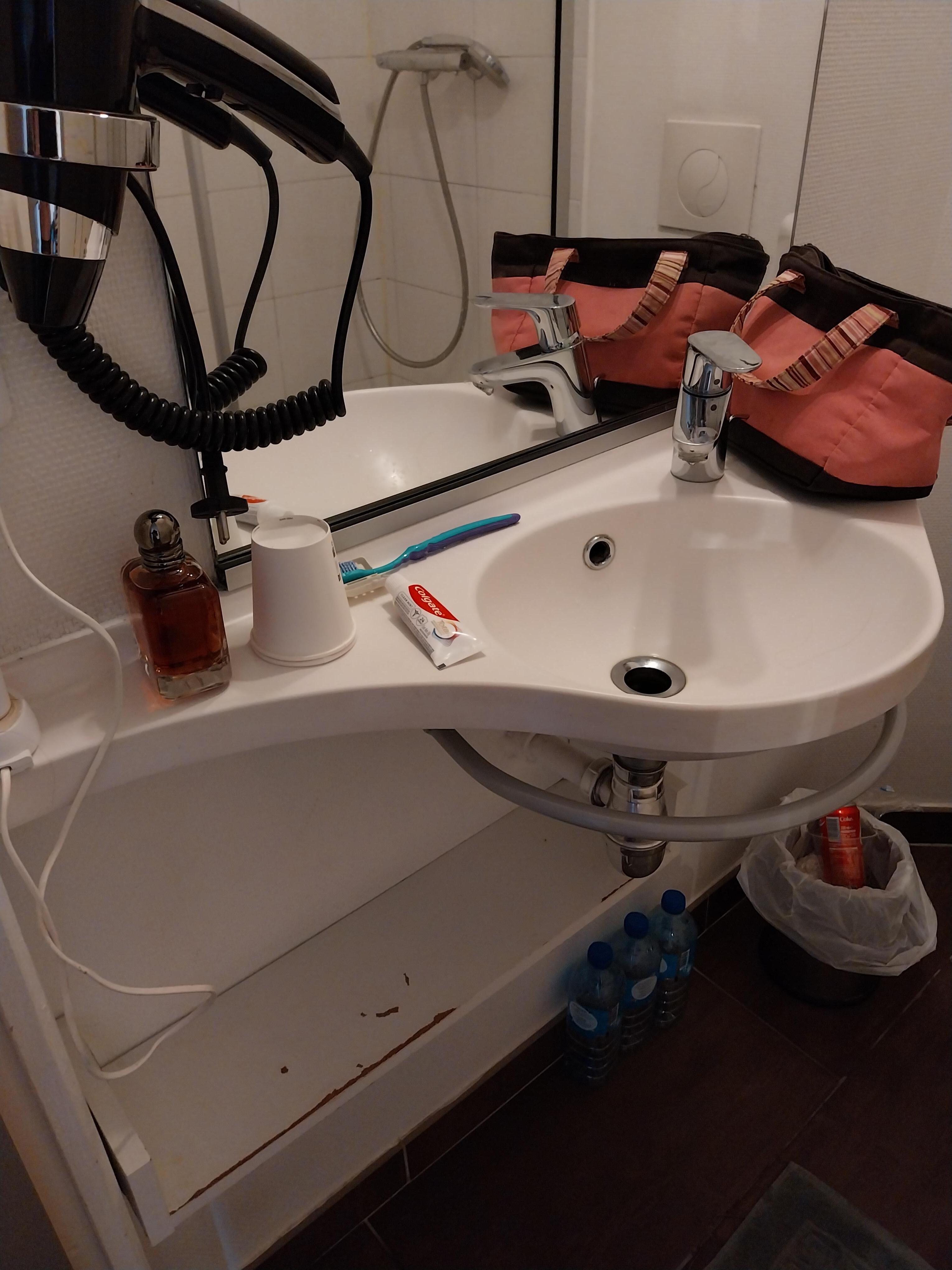 Meuble vétuste et peu pratique salle de douche