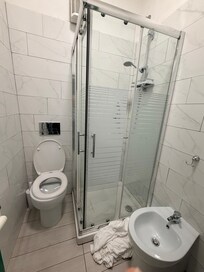 Un panneau de la douche est trop étroit et laisse passer l’eau