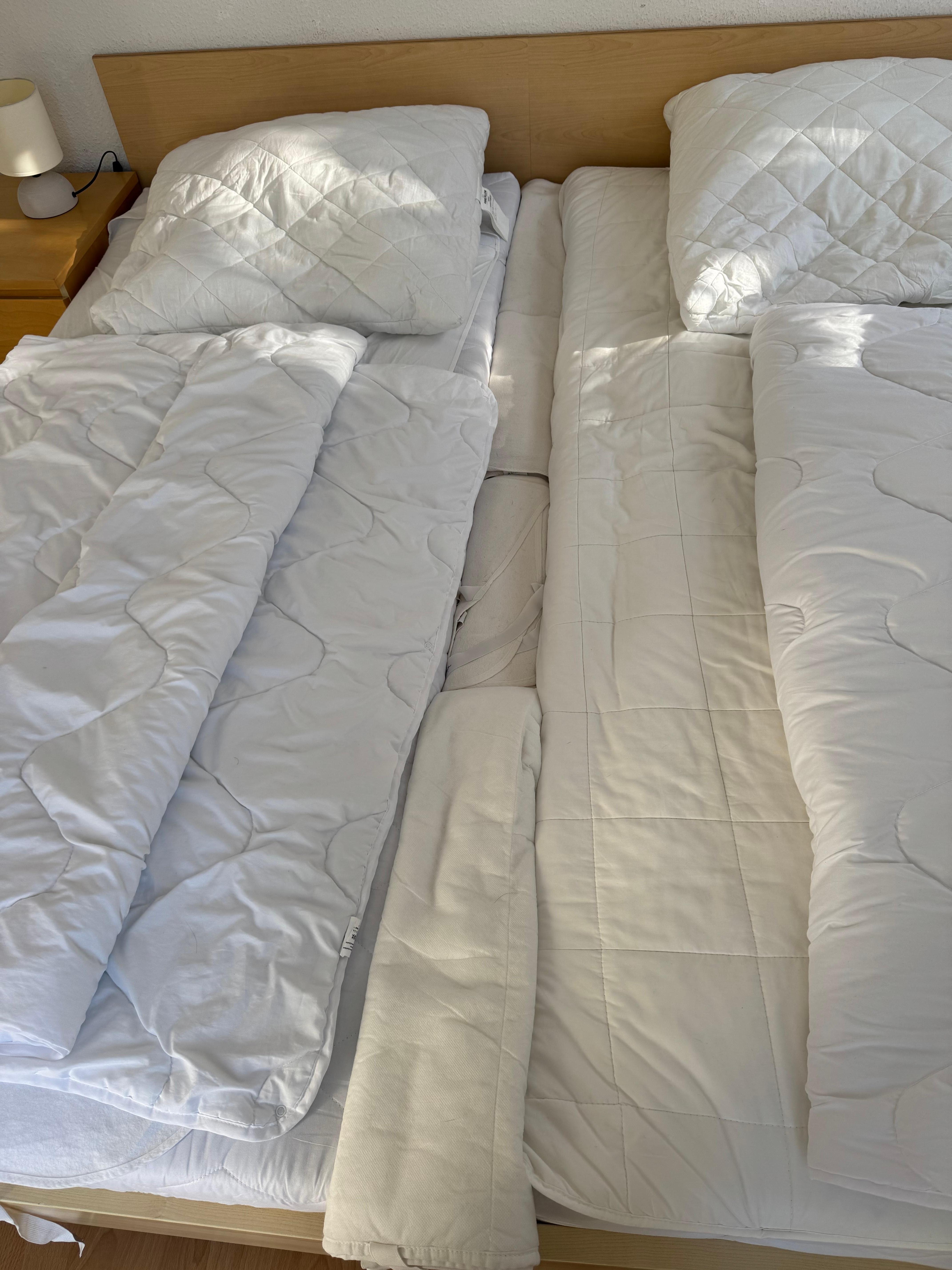 Das Bett war in der Mitte mit Matratzenschoner ausgestopft worden, weil die Matratzen zu klein waren in der Breite