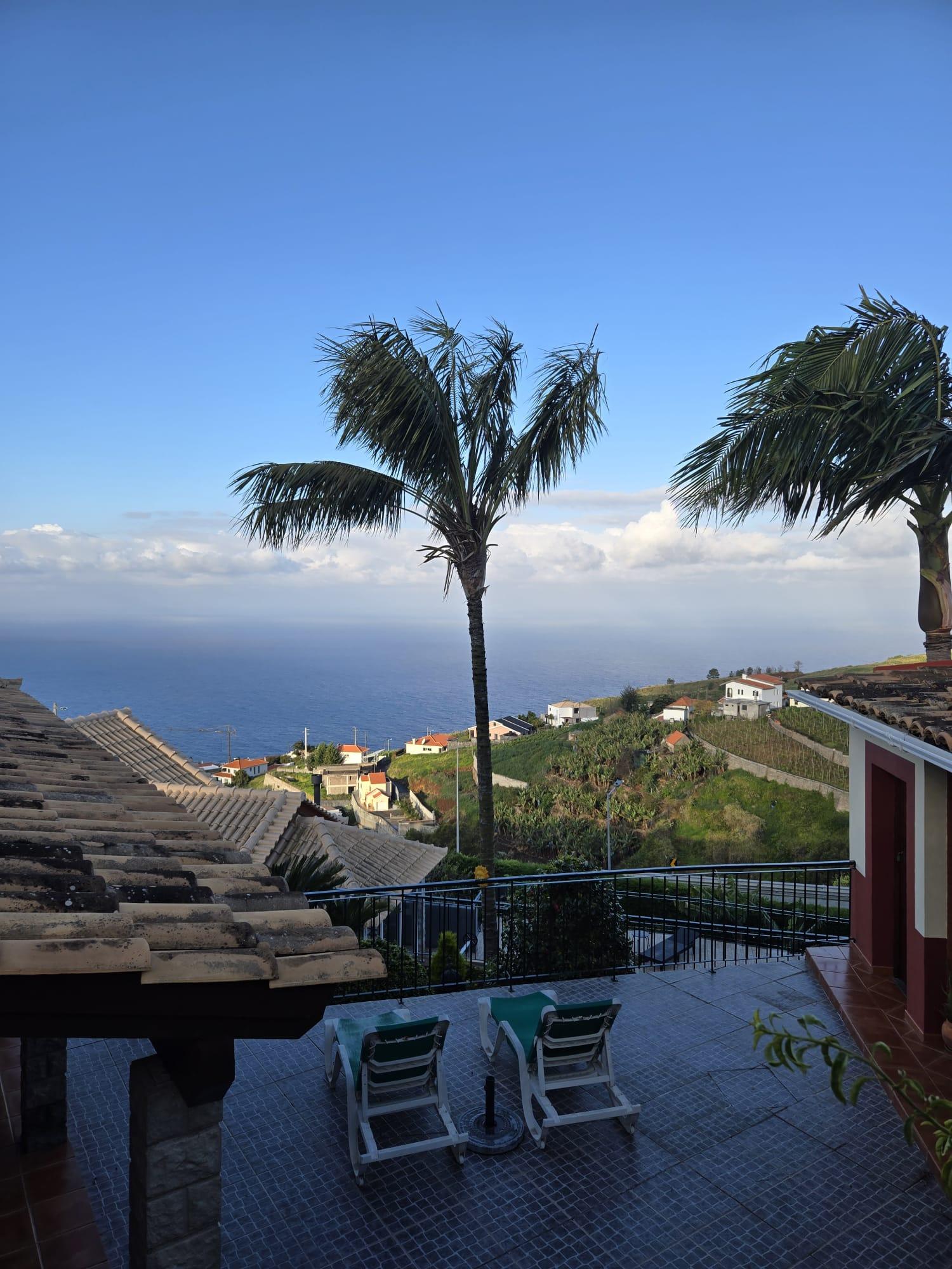 Magnifique terrasse et vue sur l'océan