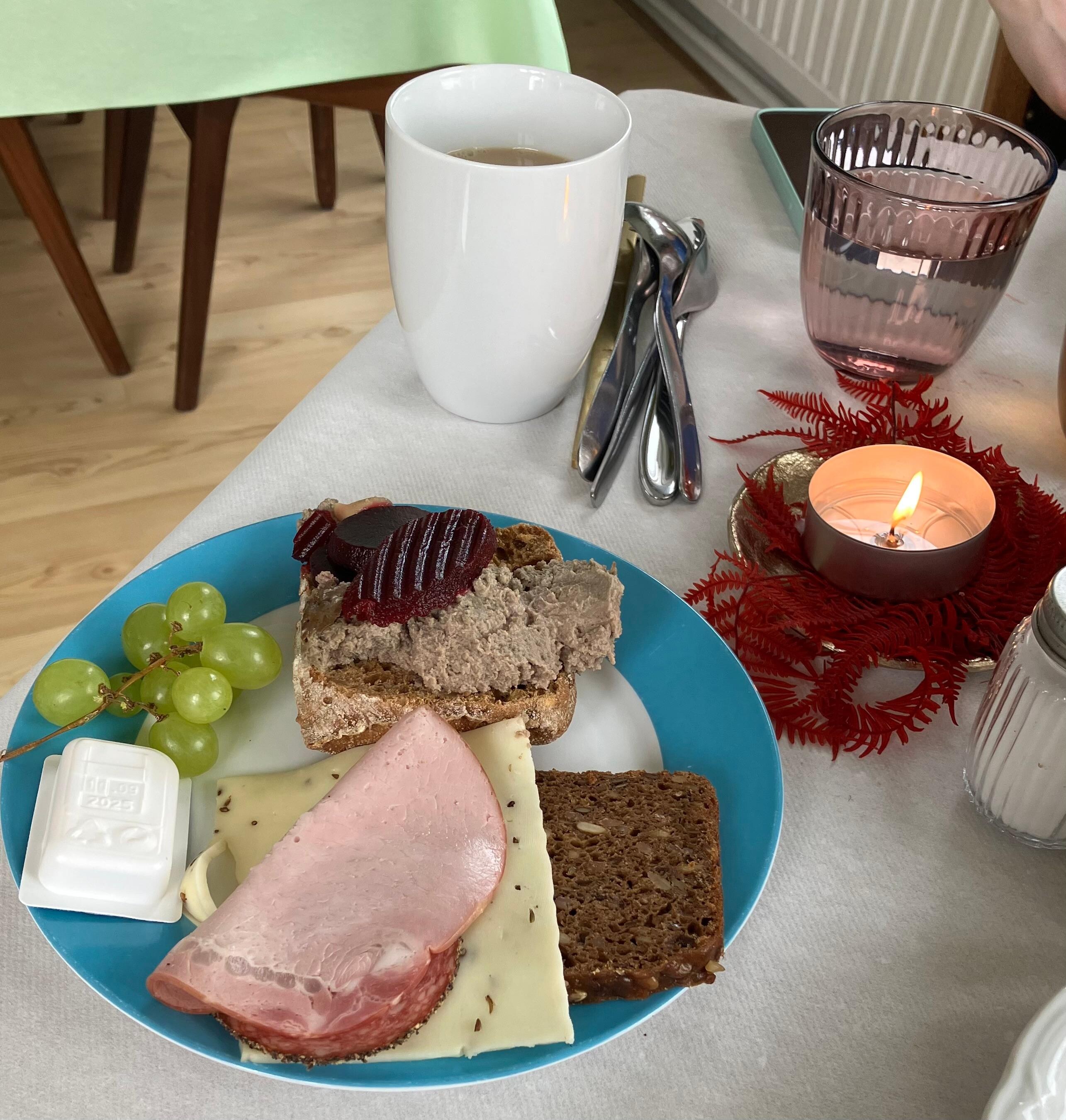 Frühstücksteller, ausgewählt vom Buffet