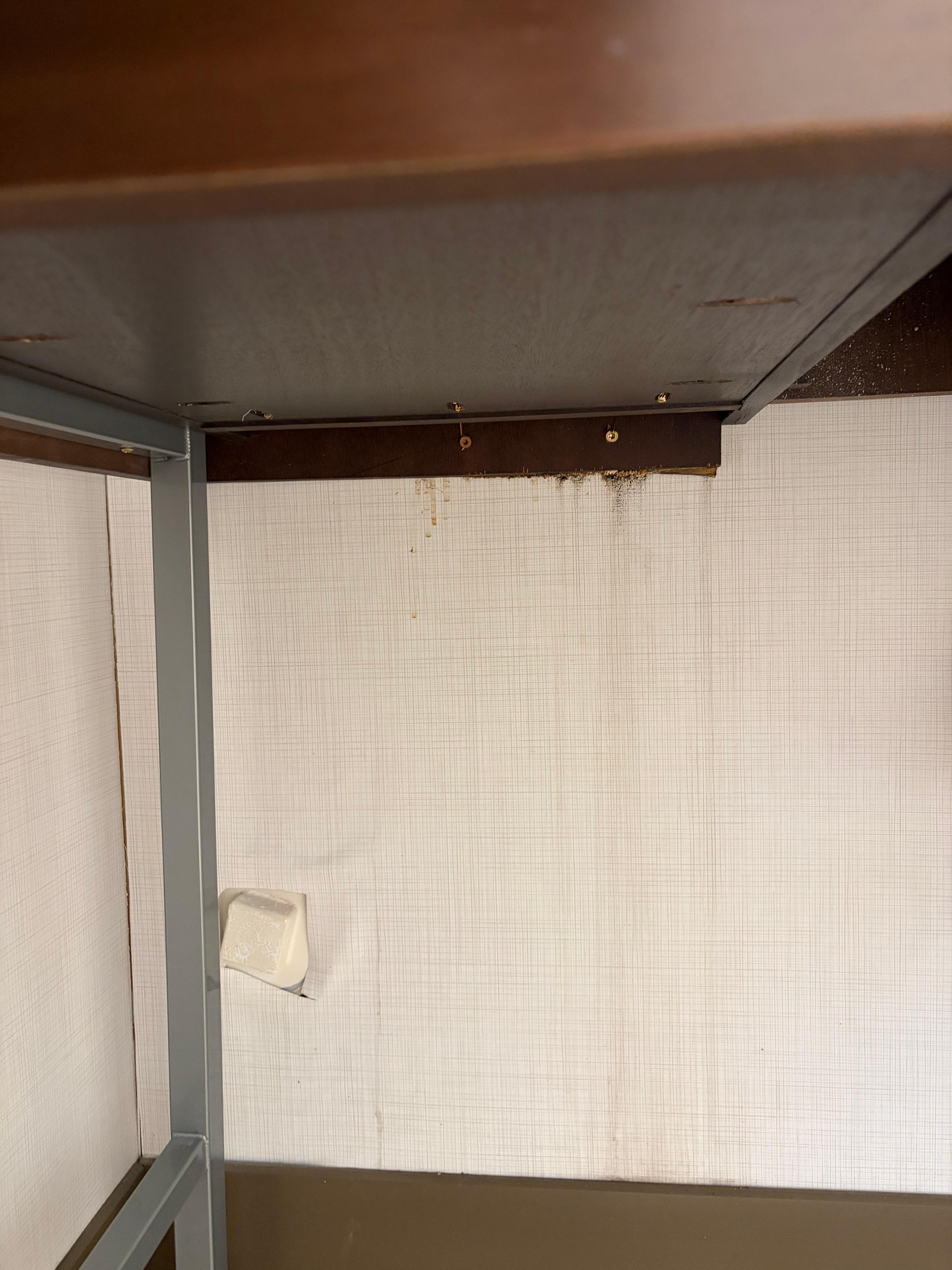 Obvious leak in the wall 