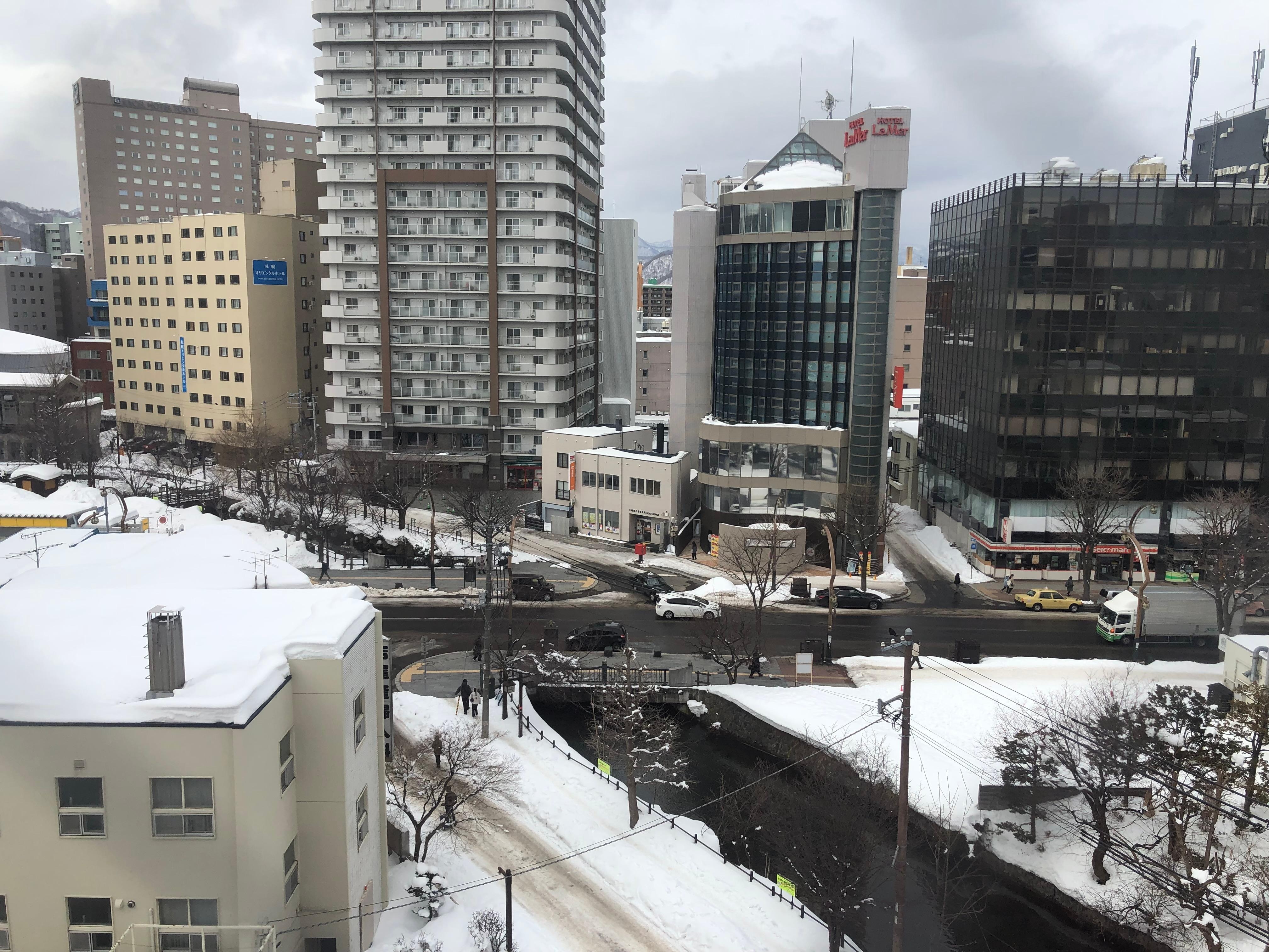 下は川。遠くに山。