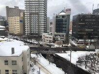 下は川。遠くに山。