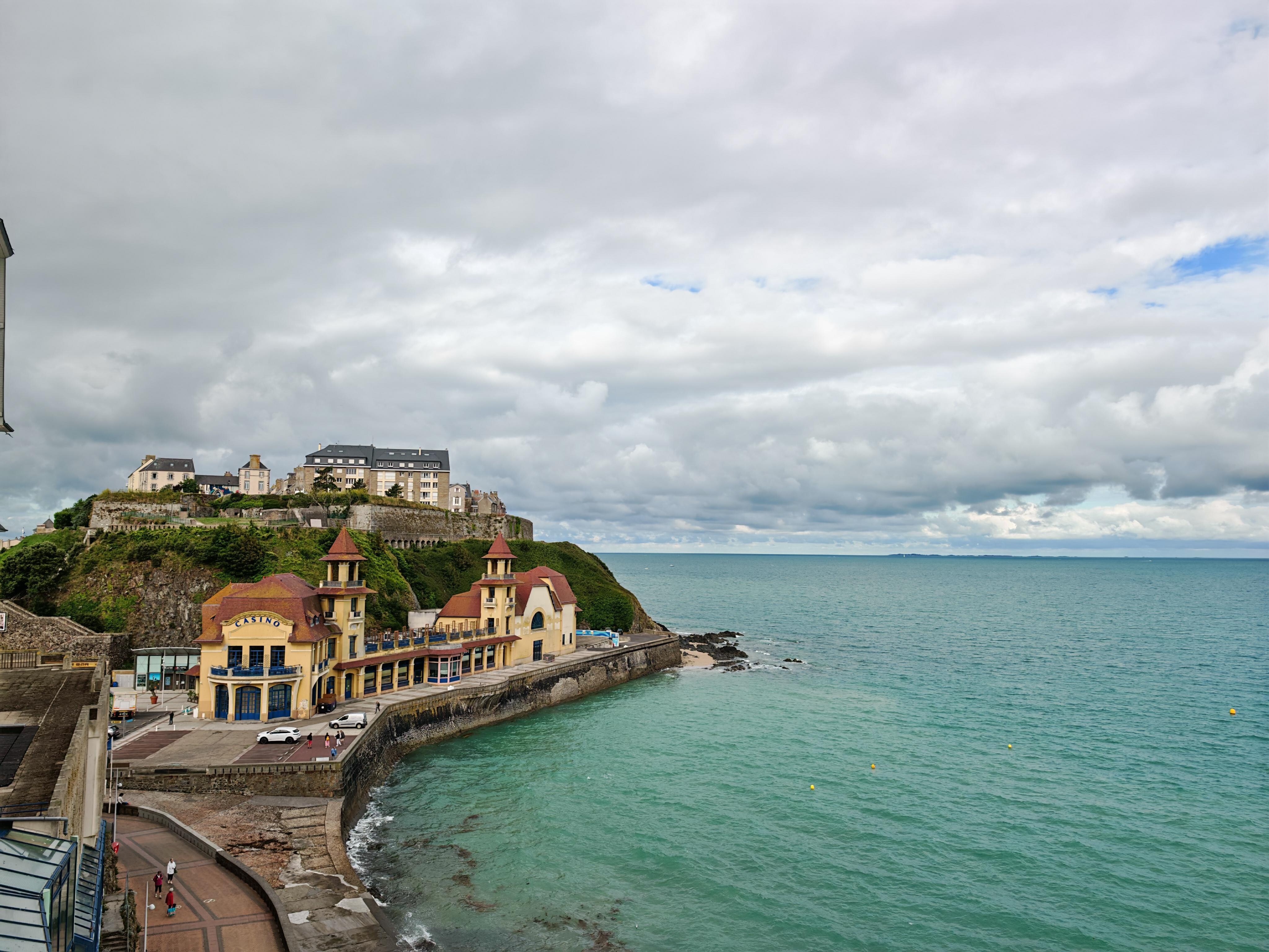 Vue de la terrasse sur le casino.