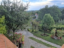 Blick von der Terrasse in die Einfahrt