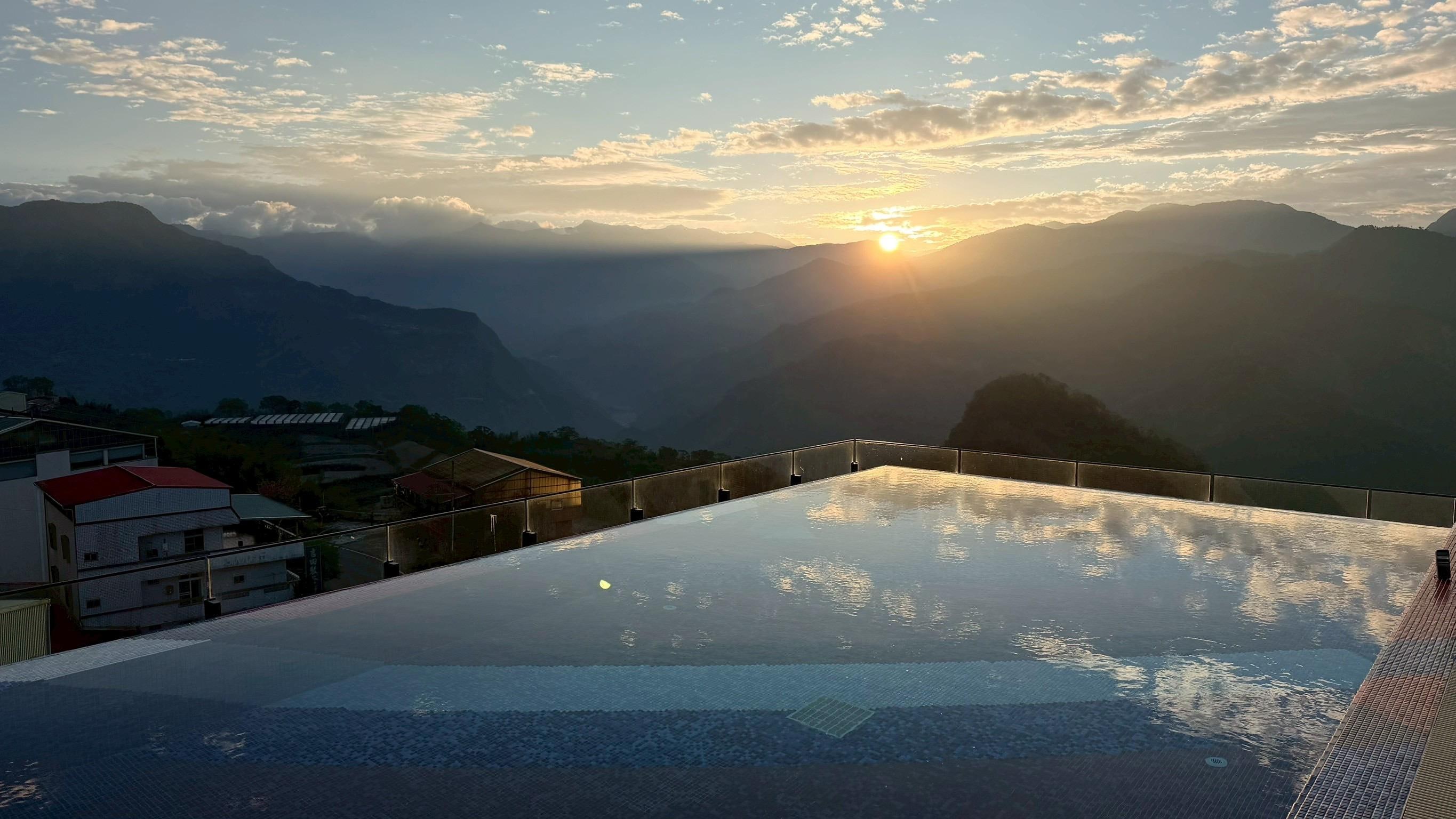 清晨可至頂樓觀看日出，且現場會提供熱可可以及小可頌❤️