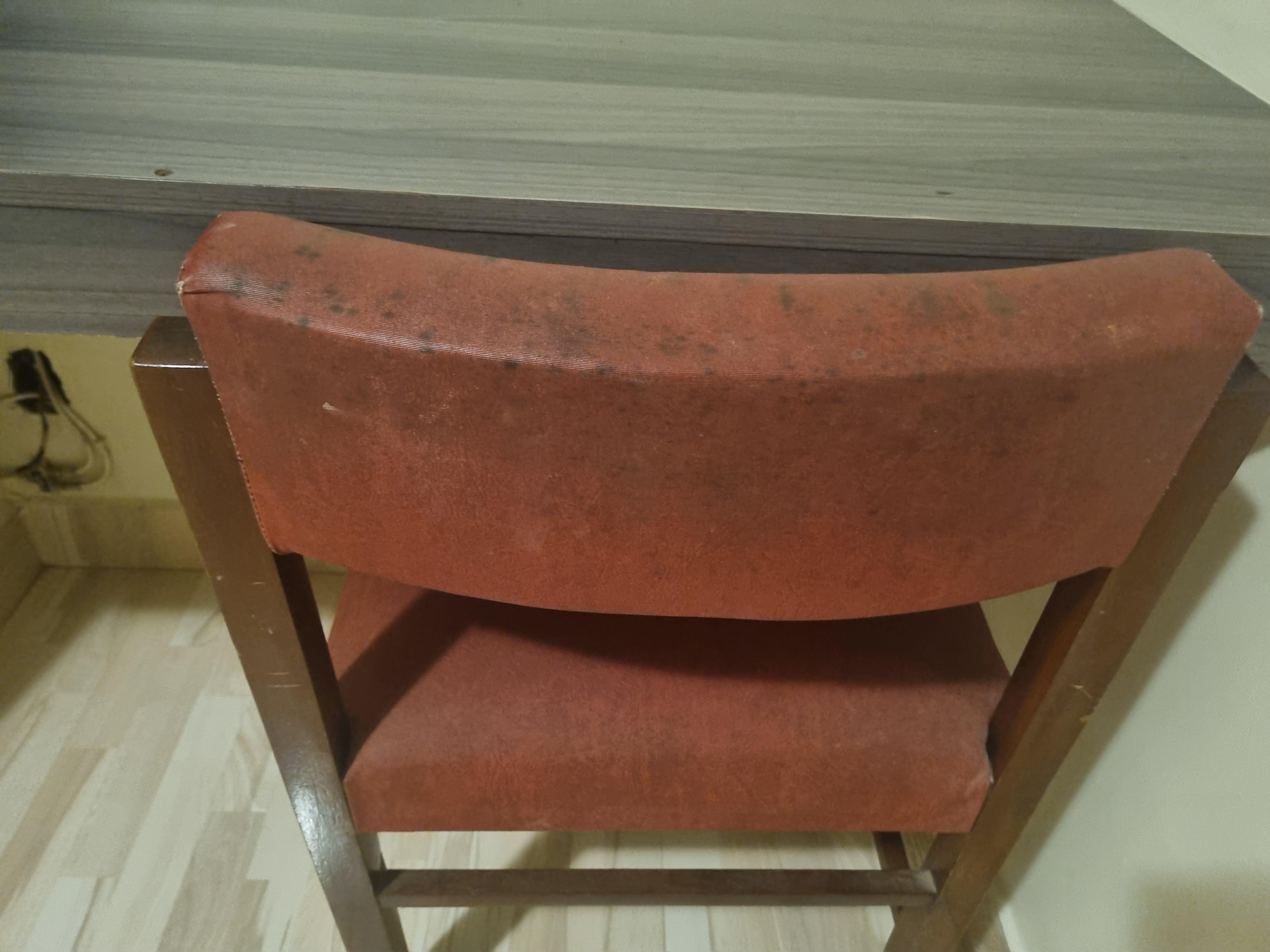 Mofo e/ou sujeira no forro da cadeira.