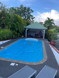Espace piscine et abri à l’ombre